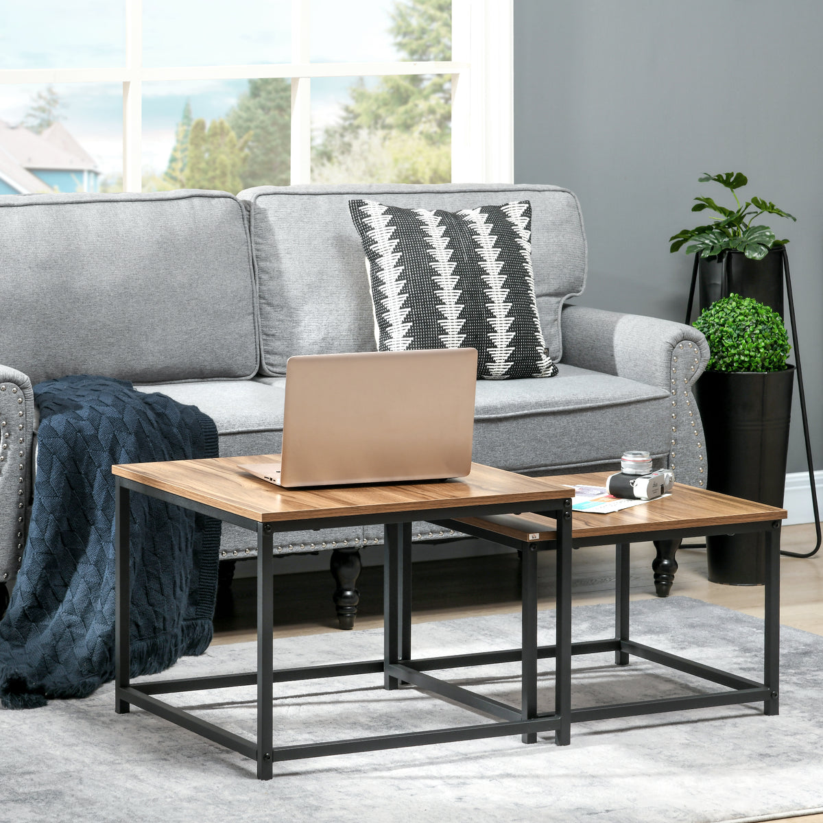 HOMCOM Satztisch-Set aus 2 Beistelltischen, Industrial Design, schwarzer Stahlrahmen, Tischplatte in Holzoptik