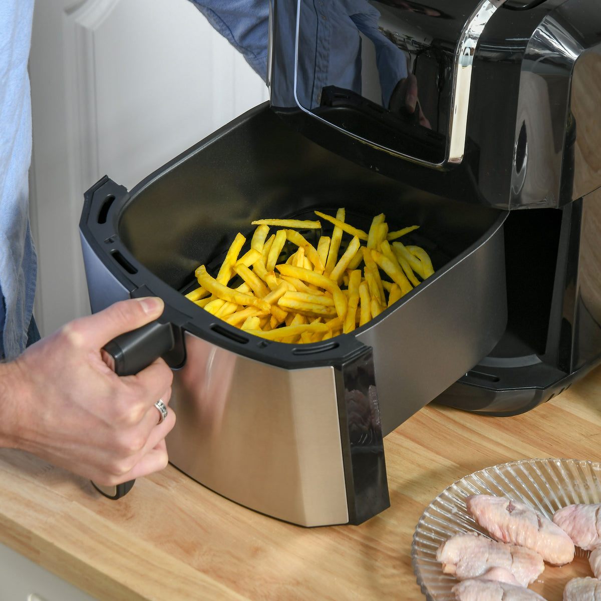 HOMCOM Heißluftfritteuse 6,5 L 1700W mit 8 Menüs LED-Display Antihaftbeschichteter Korb für gesundes ölfreies fettarmes Kochen Schwarz 36,5 x 29 x 33,8 cm